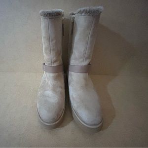 I am selling a pair of beautiful UGGs that are in great shape and there a size 7